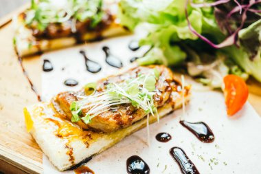 Kaz ciğeri üstünde tepe-in ekmek sos ile