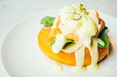 Somon füme ve yumurta benedict ile donut ekmek