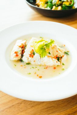 Buhar balık fileto et limon baharatlı sos ile