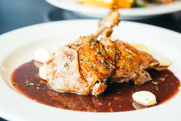 Biftek beyaz tabakta ördek meme