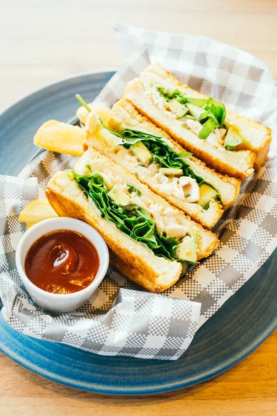 フライド ポテトのアボカドとチキンの肉サンドイッチ — ストック写真