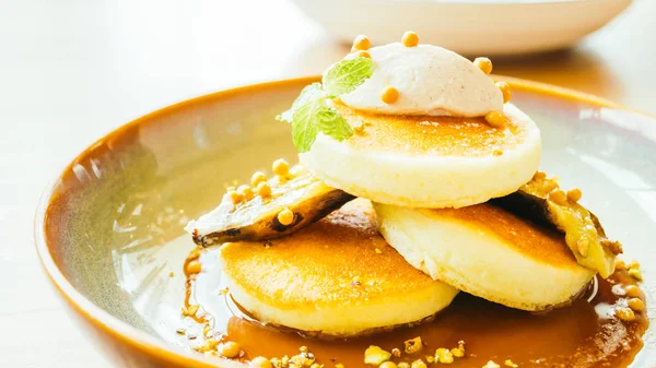 Süßer Dessert-Pfannkuchen mit Banane und süßer Sauce — Stockfoto