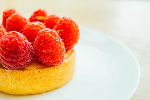 Tarte au dessert sucrée avec framboise sur le dessus — Photo