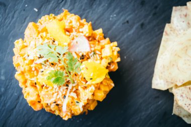 Çiğ taze somon et çiğ siyah plaka