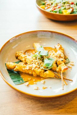 Izgara tavuk eti satay