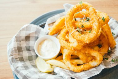 Kızarmış kalamar yüzük