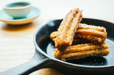 Tatlı Churros çörek çikolata soslu kızarmış