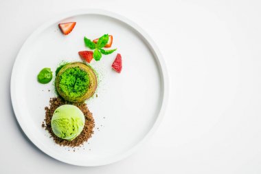 Yeşil çay çikolata lav dondurma ve çilek ile