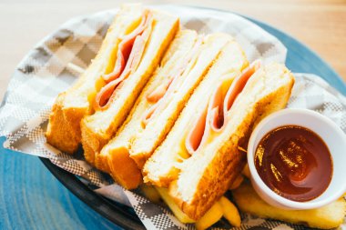 Sandviç jambon peynir ve patates kızartması ve domates sosu ile