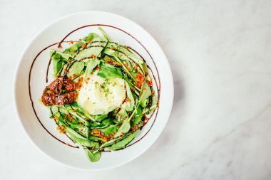 Yumurta benedict salata