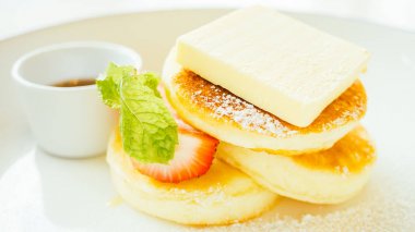 Şekerli tatlı krep tereyağı ve çilek ile 