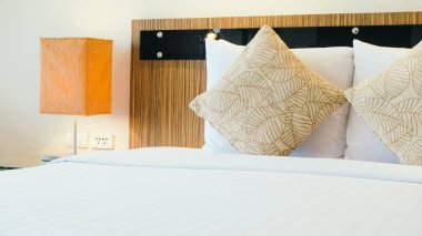 Işık lamba ile yatakta yastık