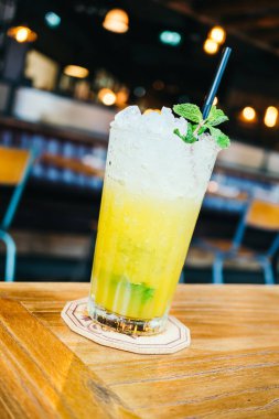 Buzlu suyu cam içmek kokteyl