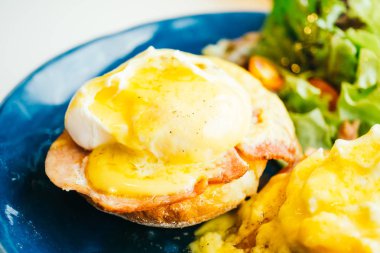 Yumurta benedict jambon ve üstüne sos ile