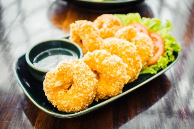 Kızarmış karides veya karides pasta top