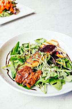 Sebze salatası ile kaz ciğeri