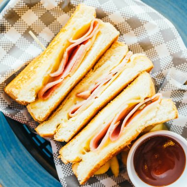 Sandviç jambon peynir ve patates kızartması ve domates sosu ile