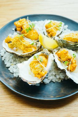 Soslu kızarmış istiridye kabuğu