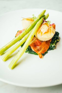 Pastırma ve kuşkonmaz ile tarak shell