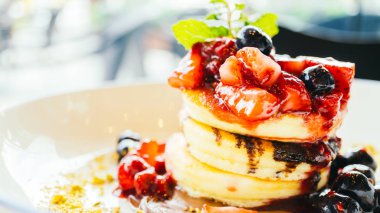Karışık berry meyve beyaz plaka ile Pancakes