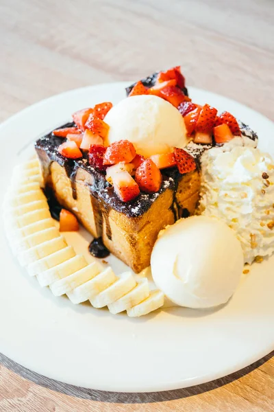 Honey toast with ice cream and strawberry and banana — Stock Photo, Image
