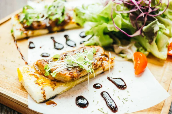 Foie gras ovanpå brödet med sås — Stockfoto