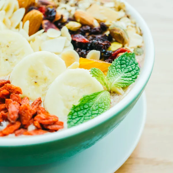 Blandad frukt med müsli och granola — Stockfoto