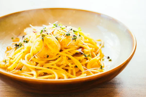 Spagetti ve makarna karides ve sos ile