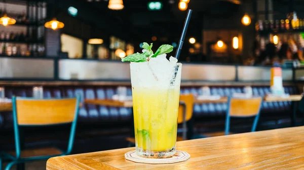 Buzlu suyu cam içmek kokteyl