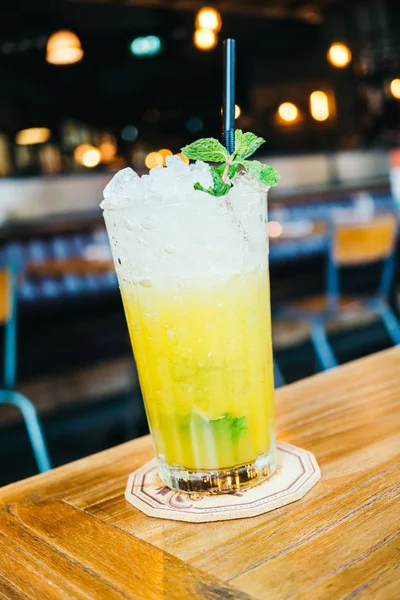 Buzlu suyu cam içmek kokteyl