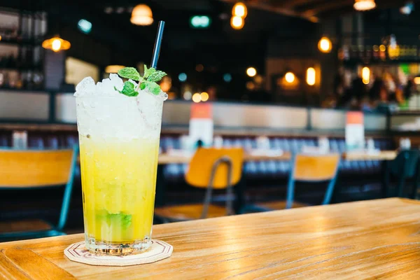 Buzlu suyu cam içmek kokteyl