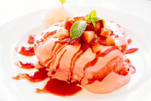 Sweet pancake dessert with strawberry — Stock Photo, Image
