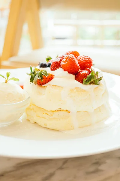 Pancake con gelato fragola, mirtillo e lampone — Foto Stock