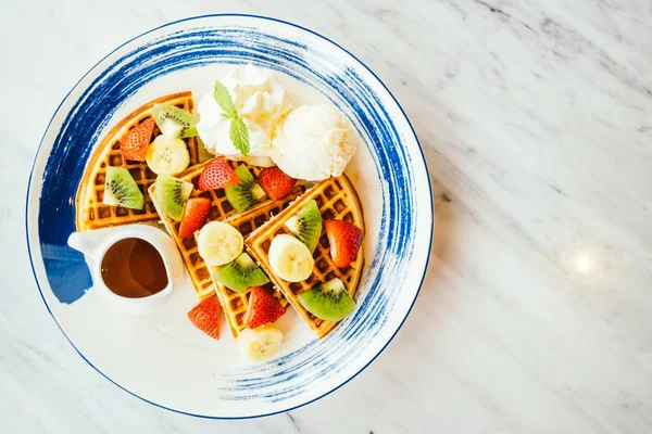 Fruits mélangés sur la crêpe et la crème glacée — Photo