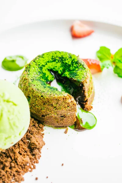 Yeşil çay çikolata lav dondurma ve çilek ile