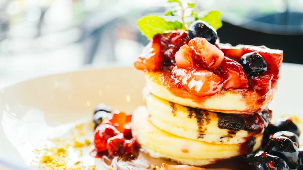 Karışık berry meyve beyaz plaka ile Pancakes