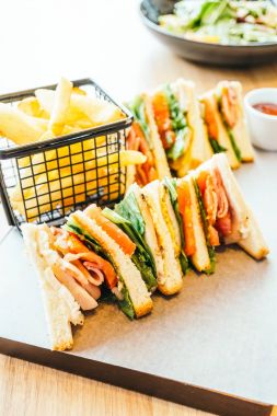 Tavuklu sandviç ve sebze