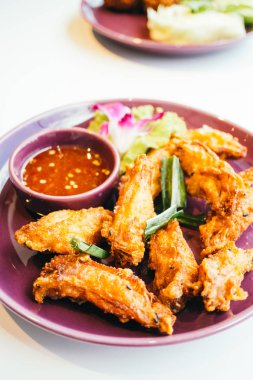 Kızarmış tavuk kanadı.