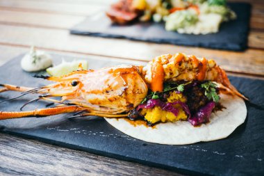 Taco karides veya karides ve sos ile