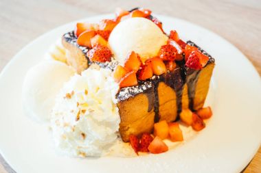 Dondurma ve çilek ve muz ile bal tost