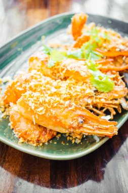 Plaka sarımsaklı kızarmış karides