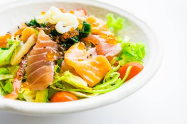 Karışık deniz ürünleri salatası somon balığı kalamar ve diğer balık