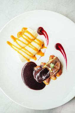 Kaz ciğeri ve ördek eti tatlı sos ile