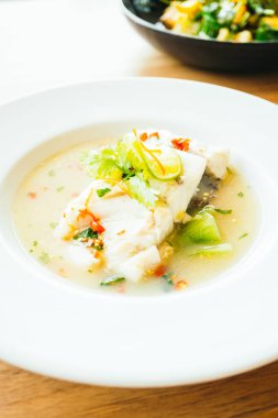 Buhar balık fileto et limon baharatlı sos ile