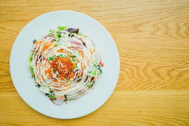 Deniz ürünleri sashimi salata