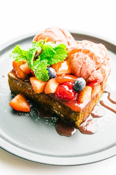 Şekerli tatlı çilek ve reçel ile bal tost ile