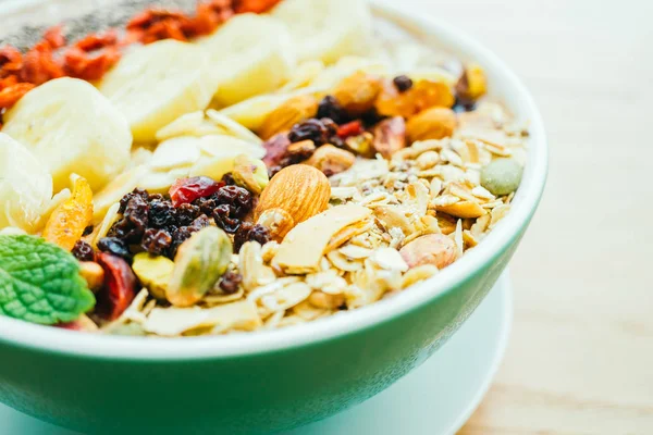 Blandad frukt med müsli och granola — Stockfoto