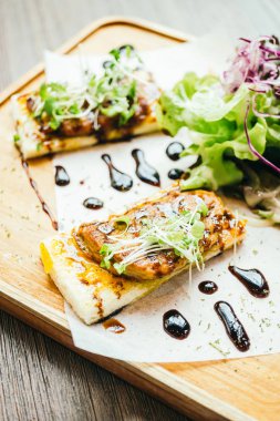 Kaz ciğeri üstünde tepe-in ekmek sos ile