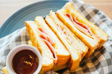 Sandviç jambon peynir ve patates kızartması ve domates sosu ile