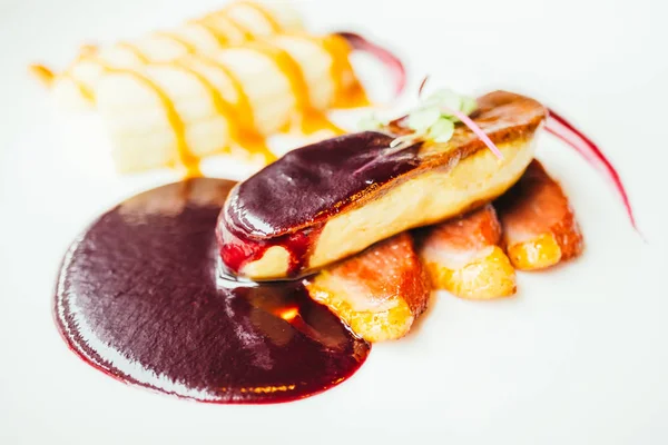 Foie gras i mięso kaczki ze słodkim sosem — Zdjęcie stockowe